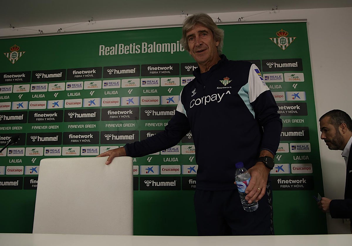 Pellegrini se dispone a sentarse en la sala de prensa del Betis en la ciudad deportiva