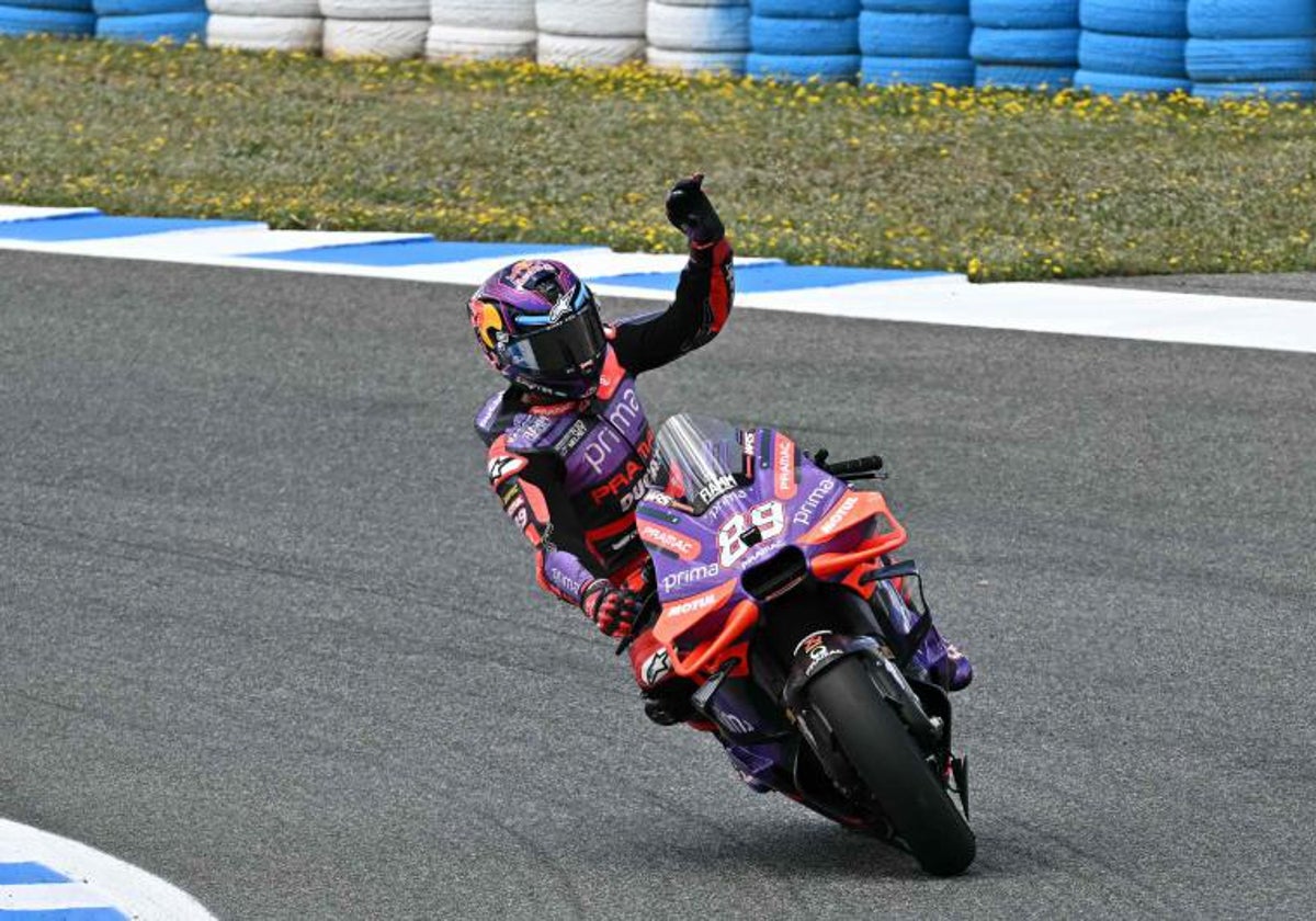 Martín celebra su victoria en la carrera al esprint