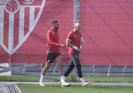 En-Nesyri y Dmitrovic, este sábado en el último entrenamiento del Sevilla FC antes del derbi
