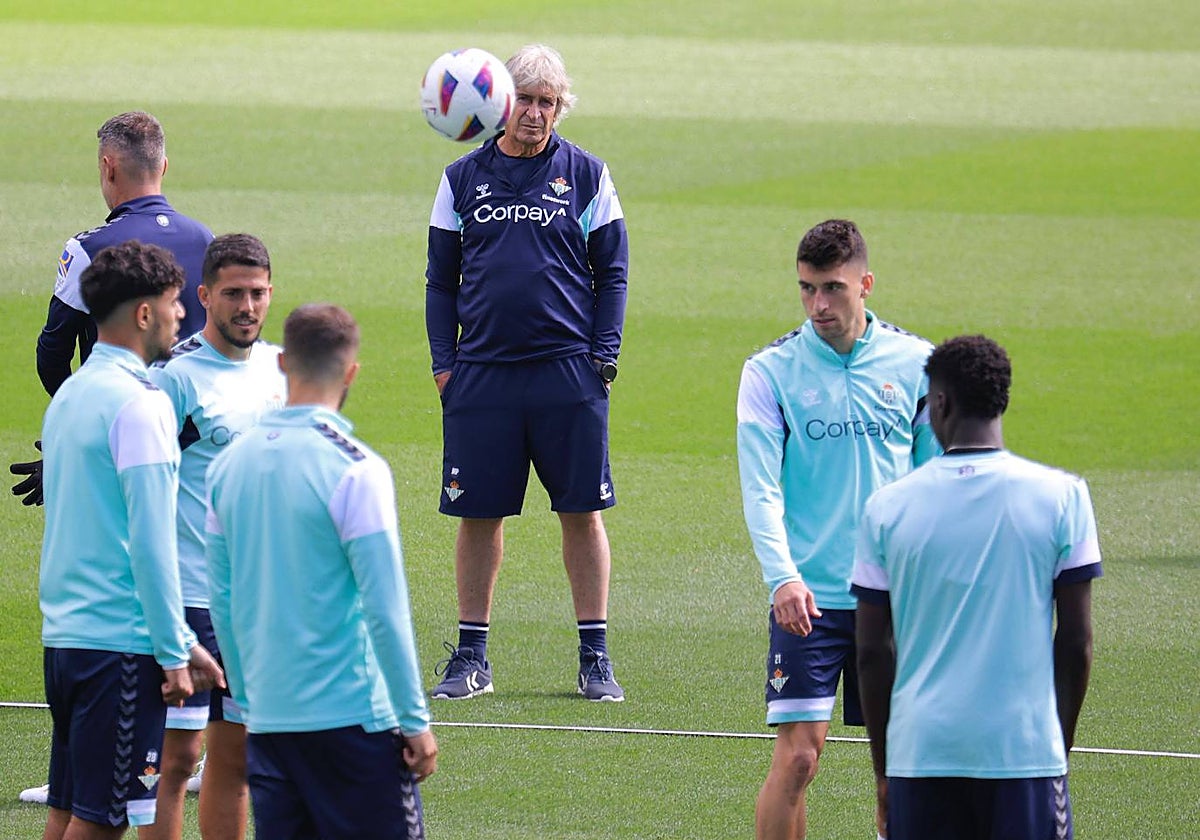Pellegrini observa a sus jugadores en el entrenamiento del Betis en el estadio Benito Villamarín