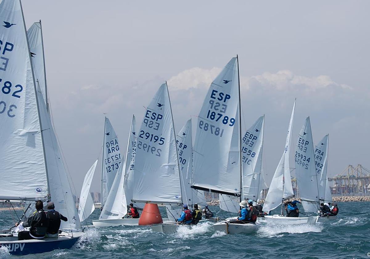 Manu Hens y Alexandre Tinoco mandan en el Gran Trofeo Valencia de Snipe