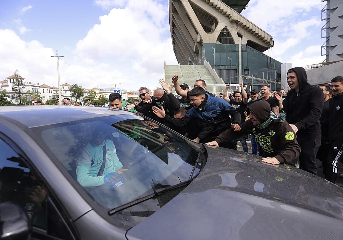 Los aficionados del Betis dan ánimos a sus jugadores a la llegada al entrenamiento
