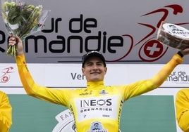 Carlos Rodríguez celebra su victoria en el Tour de Normandía