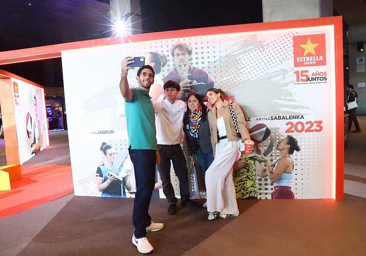 Una familia se hace una foto en los paneles que muestran los ganadores de las pasadas ediciones