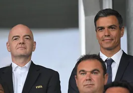 Gianni Infantino, presidente de la FIFA, y Pedro Sánchez