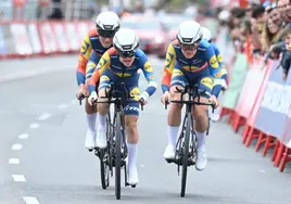 Las ciclistas del Trek cruzan la línea de meta de la primera etapa de la Vuelta a España femenina