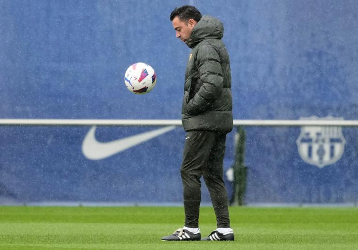 Xavi hace malabarismos con el balón durante el entrenamiento de este domingo