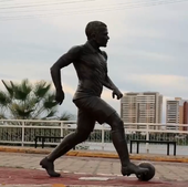 Retiran la estatua de Dani Alves de su ciudad natal