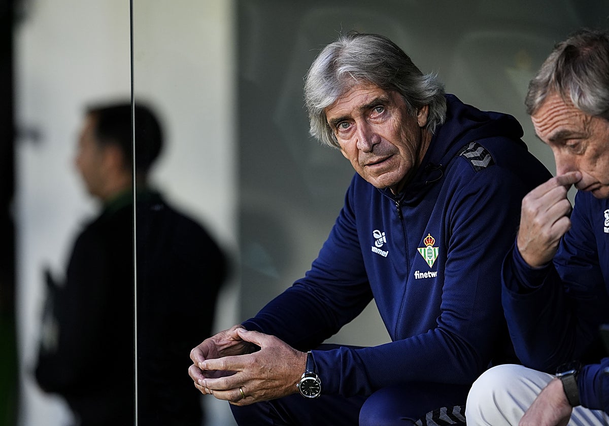 Manuel Pellegrini, junto a Rubén Cousillas, en el banquillo durante el derbi Betis - Sevilla de la 33ª jornada de LaLiga