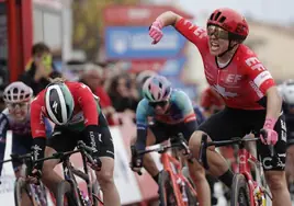 Alison Jackson celebra su victoria en la segunda etapa de La Vuelta Femenina