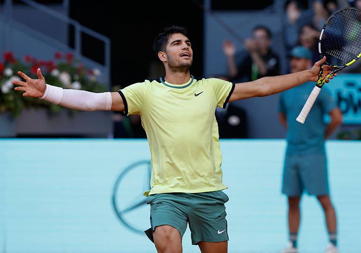 Carlos Alcaraz celebra la victoria ante Struff en el Mutua Madrid Open