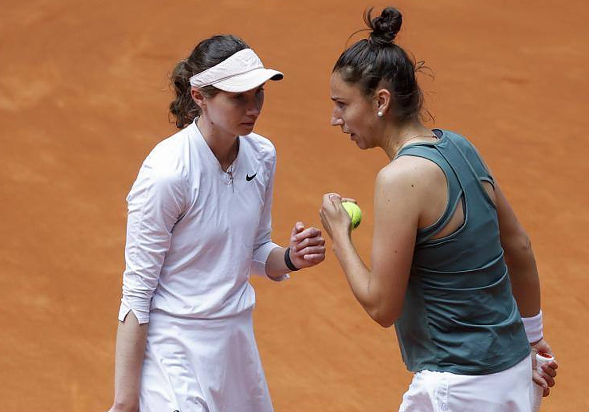 Sorribes y Bucsa celebran un juego ganado en su partido ante la pareja de jugadoras chinas