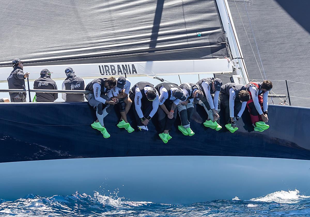 Primera jornada de la PalmaVela con 100 barcos de 12 clases en la bahía de Palma