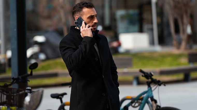 Pedro Dols atiende una llamada telefónica