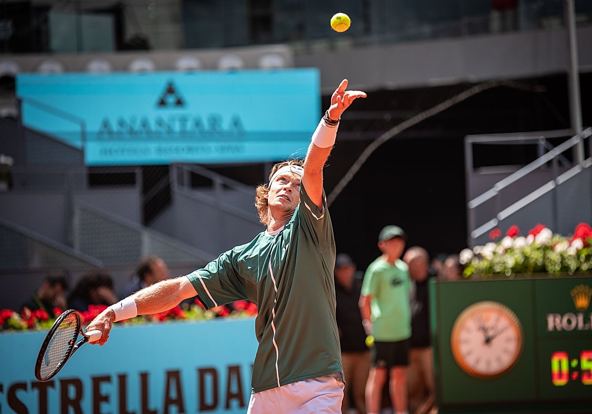 Andrey Rublev saca en el partido ante Fritz