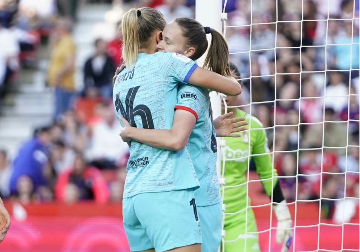 Rolfö y Graham celebran el primer gol del Barcelona