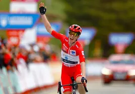 Demi Vollering celebra su éxito en la Vuelta
