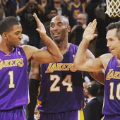 Darius Morris junto a Kobe Bryant y Steve Nash en su etapa como jugador en los Lakers