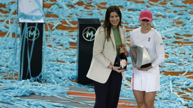 Garbiñe Muguruza concede el trofeo a Iga Swiatek en el Mutua Madrid Open