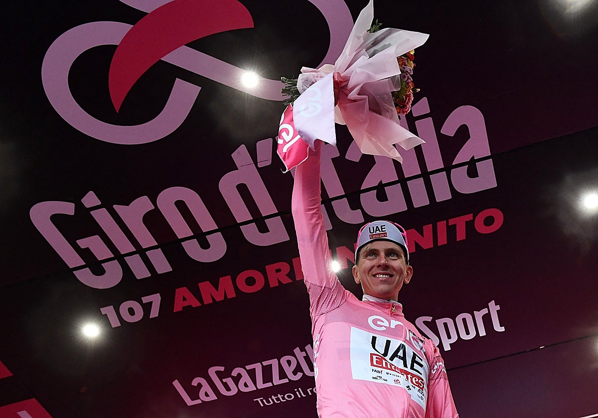 Pogacar, con la maglia rosa de líder