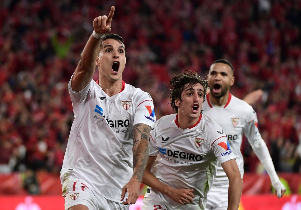 Erik Lamela celebra junto a Bryan Gil y En-Nesyri su gol en la vuelta de las semifinales de la Europa League 2022-23