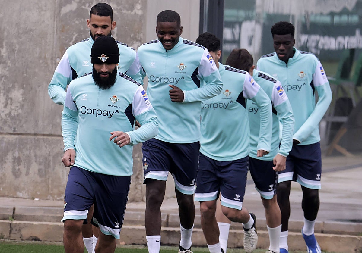 Fekir avanza en los ejercicios por delante de Willian José y William Carvalho en el entrenamiento del Betis