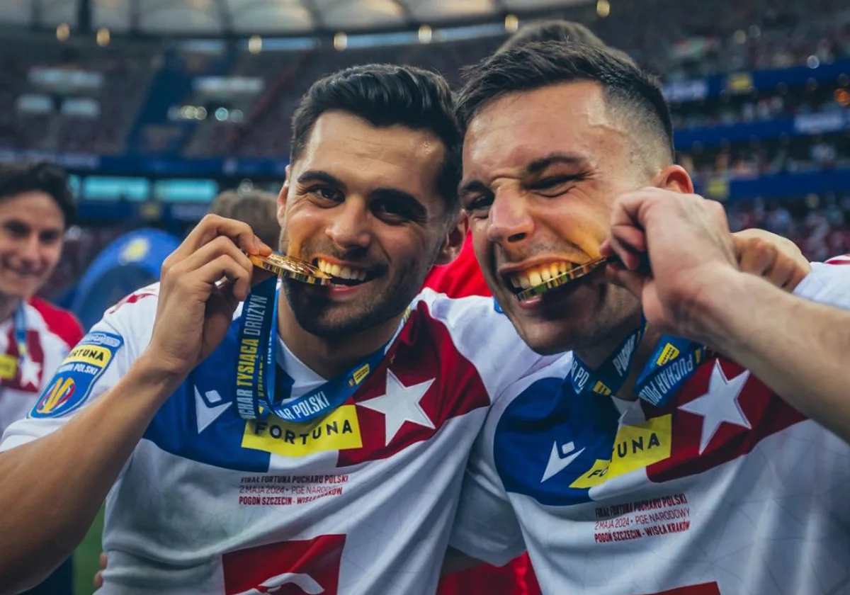 Baena y Rodado, dos de los nueve españoles del Wisla Cracovia, celebran la conquista de la copa polaca