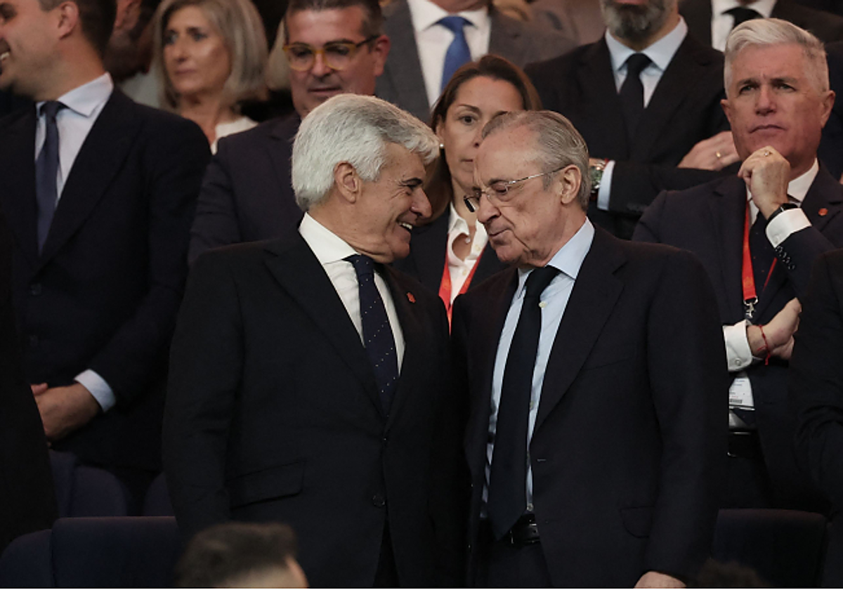 Pedro Rocha conversa con Florentino Pérez en el Bernabéu