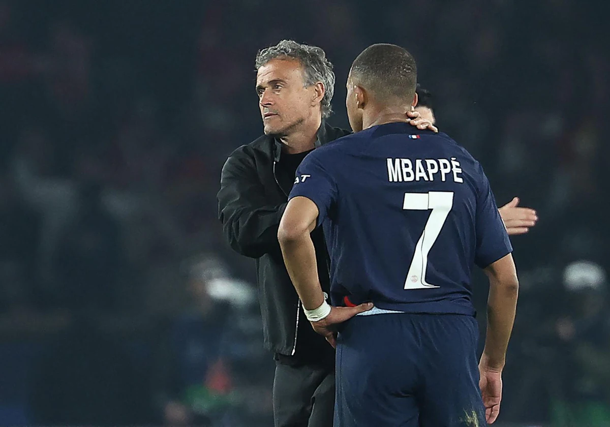 Luis Enrique consuela a Mbappé tras caer eliminados frente al Borussia Dortmund