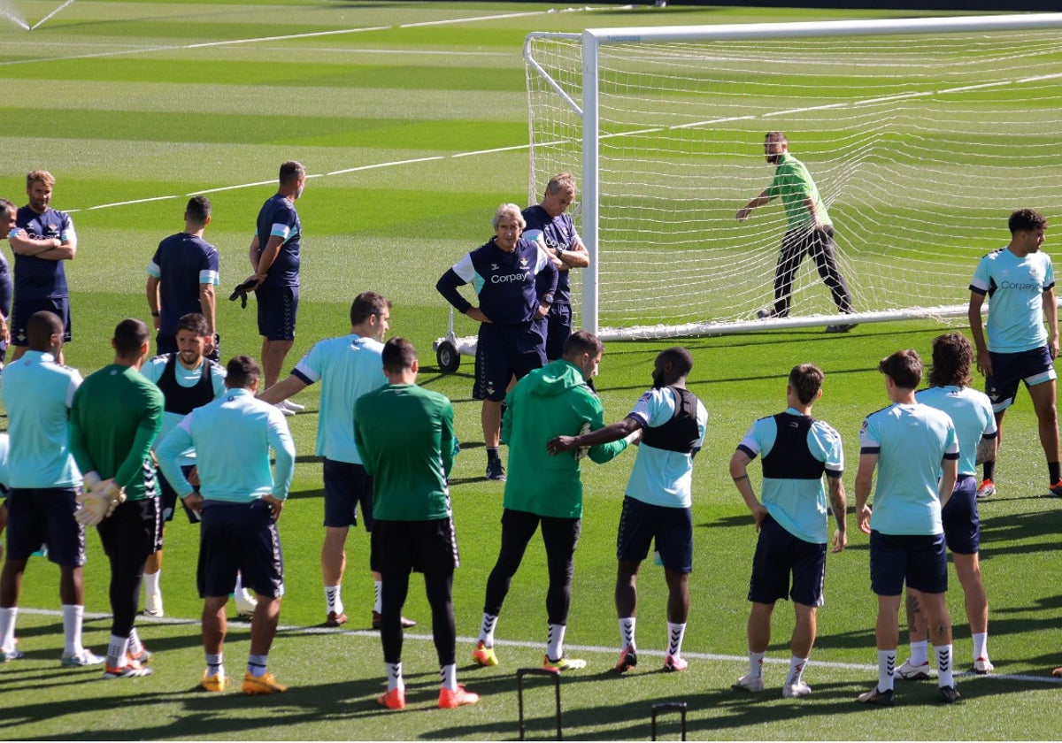 Los jugadores del Betis con el cuerpo técnico de Pellegrini en un entrenamiento de esta semana