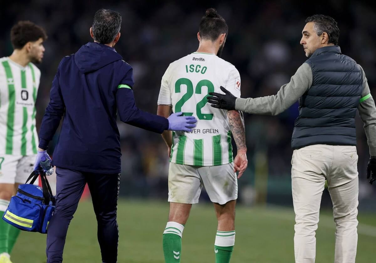 Isco sale del campo junto al doctor José Manuel Álvarez tras romperse en el Betis - Getafe