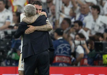 Ancelotti fundiéndose en un emotivo abrazo con Ancelotti