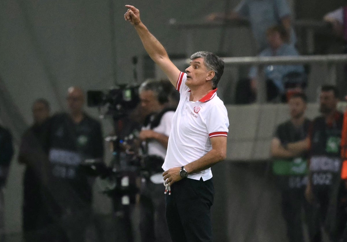 José Luis Mendilibar da instrucciones en la banda durante el Olympiacos - Aston Villa de vuelta de las semifinales de la Conference League