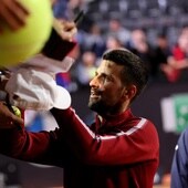 Djokovic recibe un botellazo en la cabeza tras su estreno en Roma