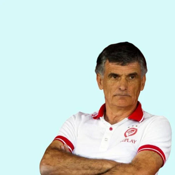 José Luis Mendilibar, dirigiendo en un partido al Olympiacos