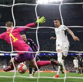 Joselu bate a Neuer en el Bernabéu