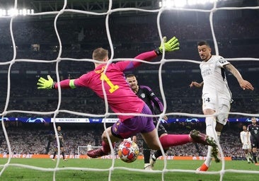 Joselu bate a Neuer en el Bernabéu