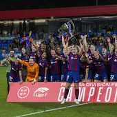 Las jugadoras del Barcelona celebran su quinto título liguero consecutivo