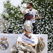 El autobús descapotable del Madrid, ya en Cibeles