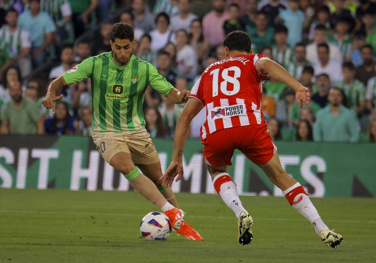 Ayoze conduce el balón ante Pubill en el Betis-Almería de este domingo