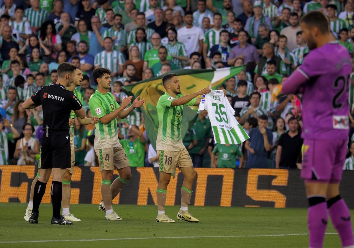 Fornals celebró el 1-0 del Betis - Almería mostrando la camiseta de Félix
