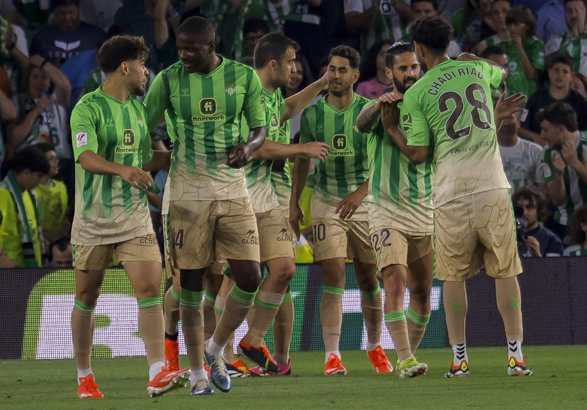 Isco se abraza junto al resto de sus compañeros en uno de los goles del Betis - Almería