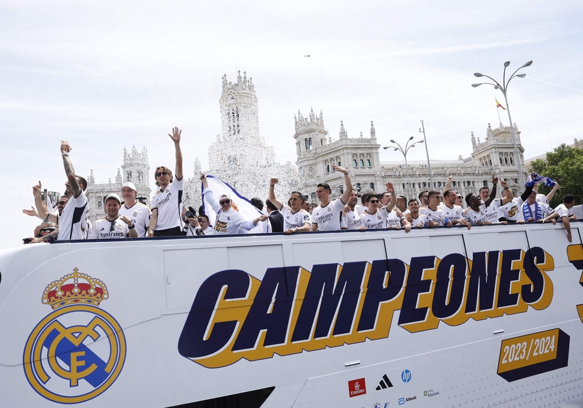El autobús descapotable del Madrid, ya en Cibeles