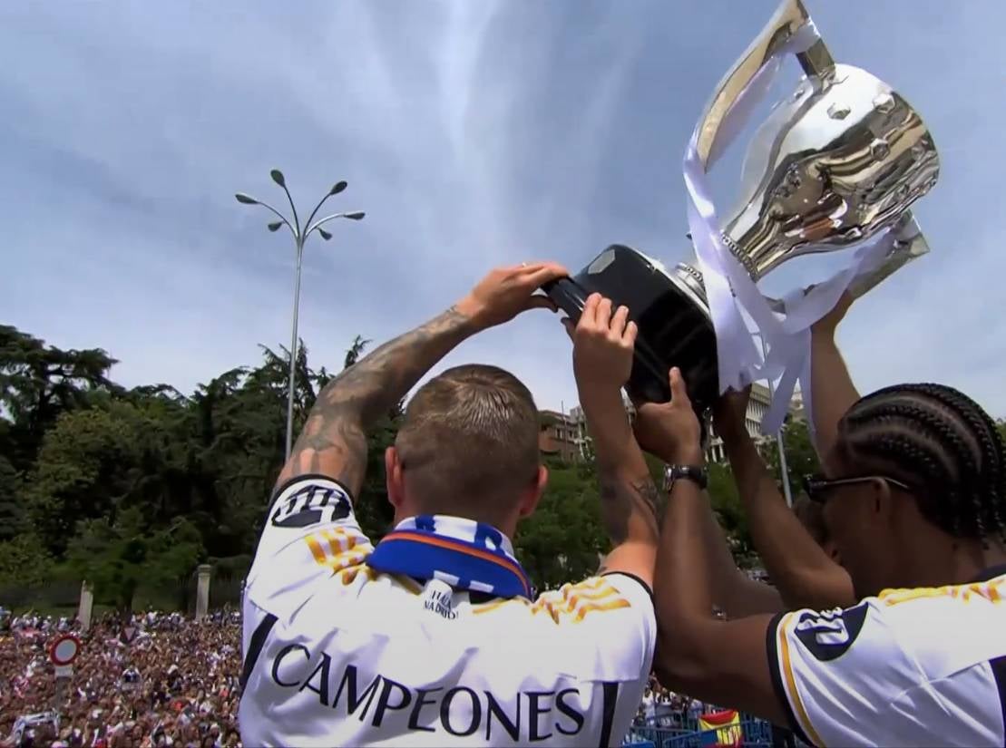Kroos y Alaba levantan el trofeo en Cibeles