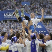 Los jugadores del Deportivo mantean a Lucas Pérez durante la celebración