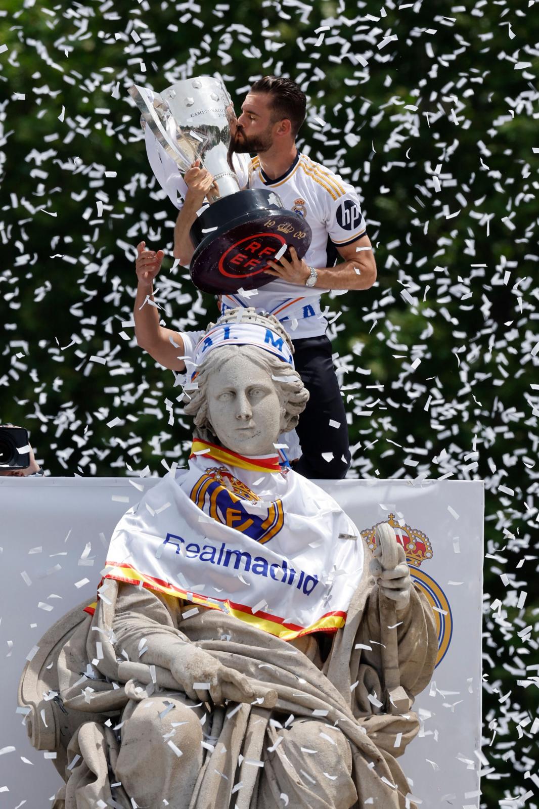 Nacho, capitán del Real Madrid, besa el trofeo