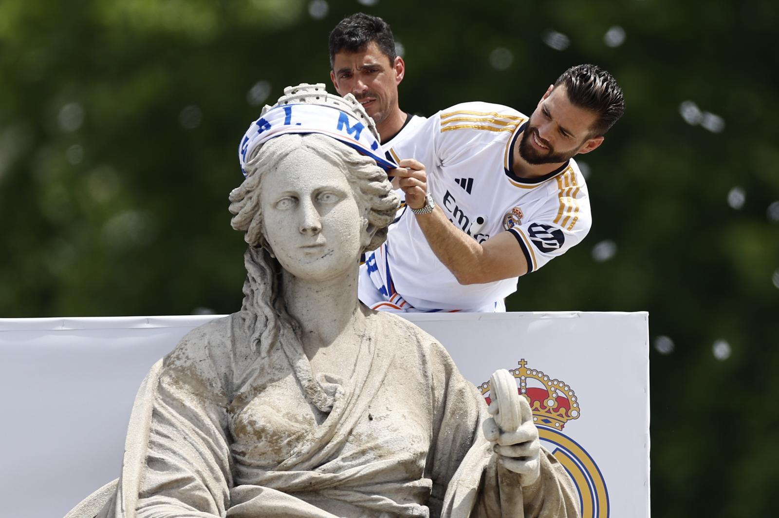 Nacho coloca la bufanda del Real Madrid a la Cibeles