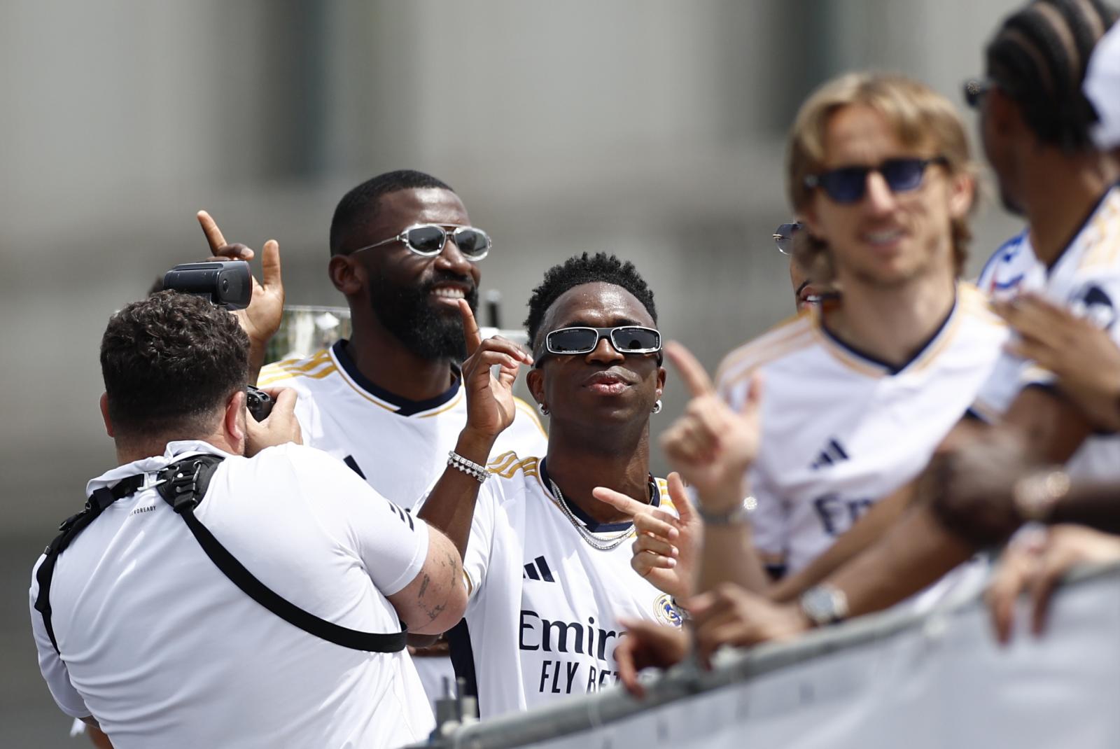 Rüdiger, Vinicius y Modric en el autobús de la celebración
