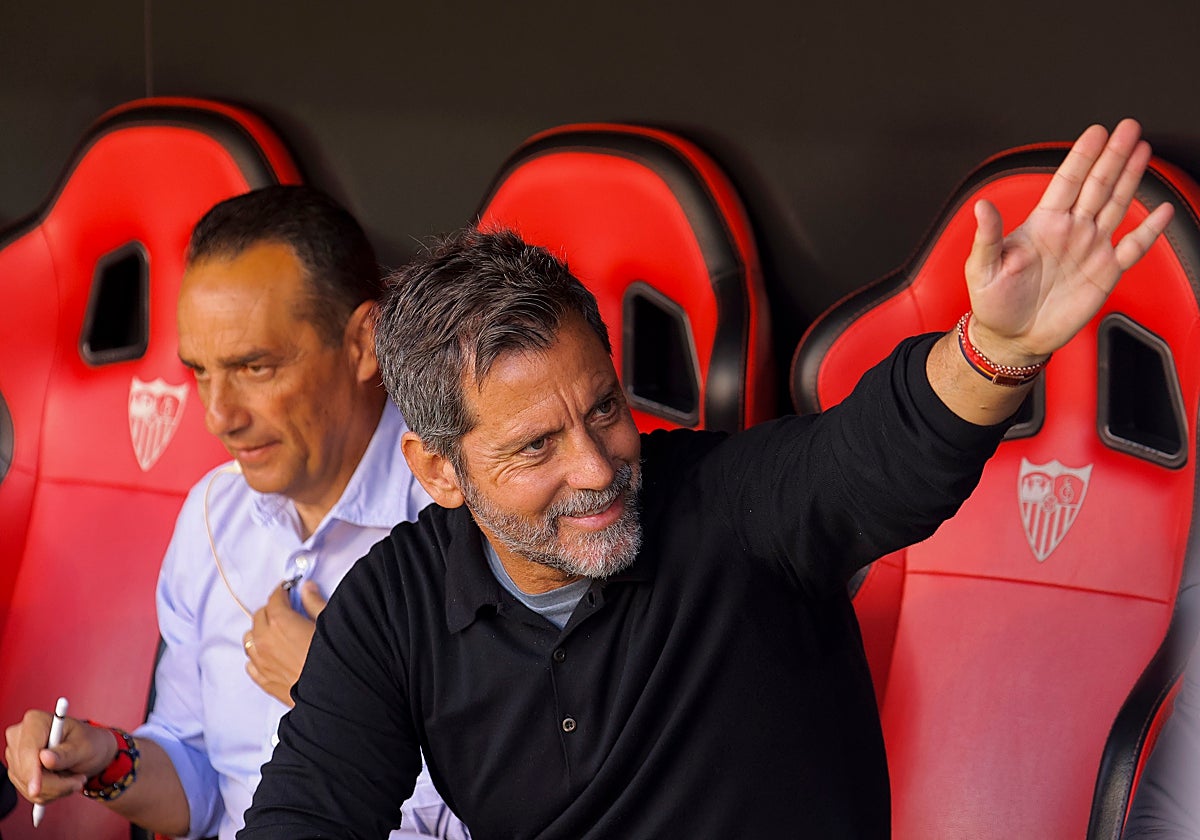 Quique Sánchez Flores, en el banquillo del Ramón Sánchez-Pizjuán antes del Sevilla - Cádiz