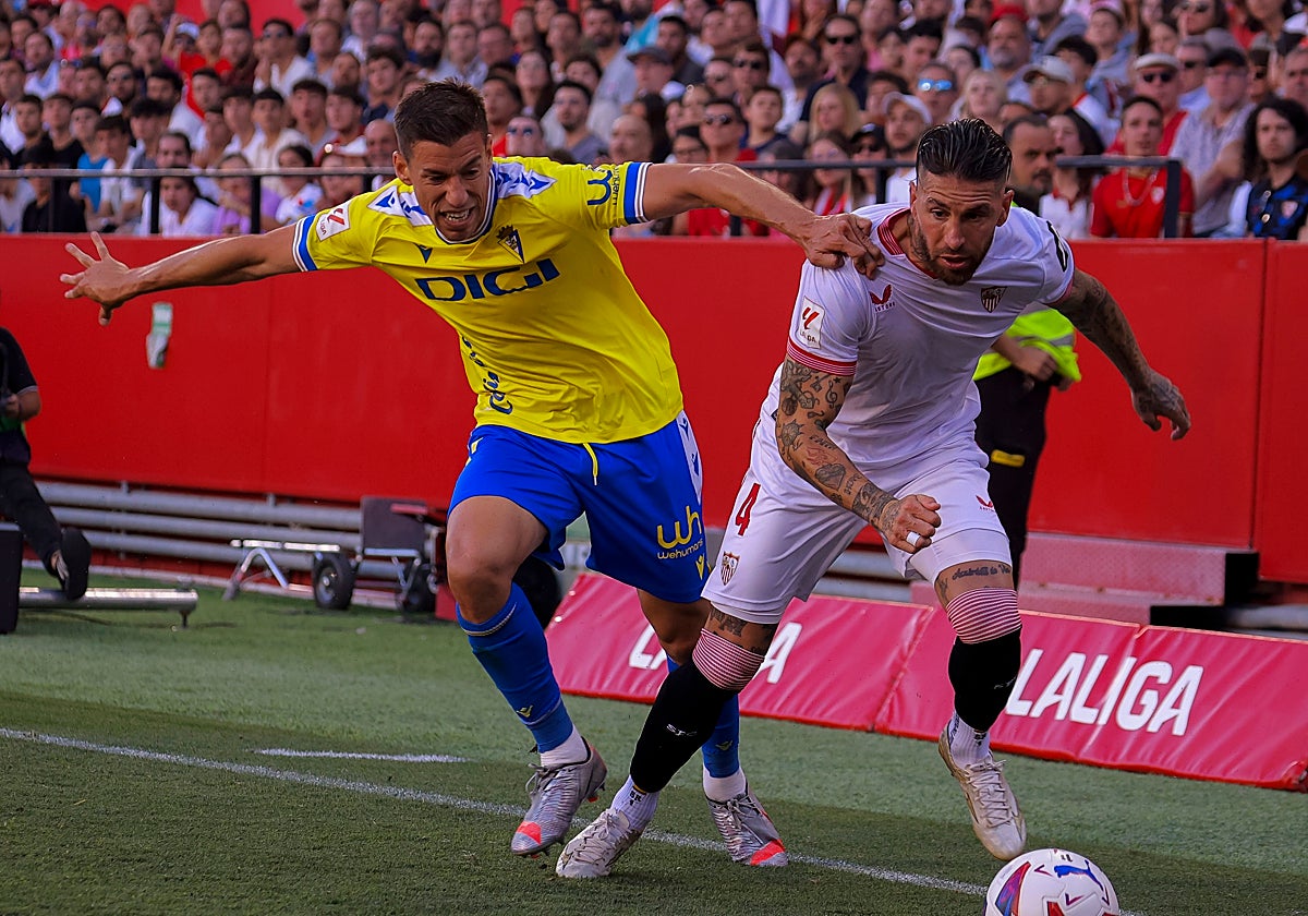Sergio Ramos pelea por un balón con Rubén Alcaraz
